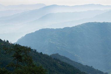 Dağların, Okhrey 'nin, Sikkim' in, Hindistan 'ın manzara güzelliği. Okhrey köyü Sikkim 'in en uzak yerlerinden birinde Hindistan' dan gelen turistler tarafından huzurlu, sakin Himalaya sıradağlarının keyfini çıkarılıyor..