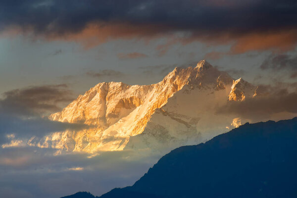 Драматический последний свет от захода солнца на горе Канченджуга, Гималайский хребет, Сикким, Индия. Цветной оттенок в горах в сумерках. Туристическое направление для осмотра Гималайской горной цепи.