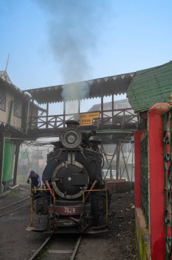 Darjeeling, Batı Bengal, Hindistan-20.08.2023: Oyuncak treninin Buhar makinesinden çıkan sıcak buhar, Ghum İstasyonu 'ndaki Himalayalar' a yolculuk için hazırlanıyor. Unesco Dünya Mirası.