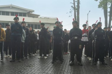 Darjeeling, Batı Bengal, Hindistan -11.08.2023: 15 Ağustos 2023 'te Bağımsızlık Günü kutlamaları için Darjeeling Alışveriş Merkezi' nde yürüyüş yapan öğrenciler, askeri eğitim. Sisli bir sabah.