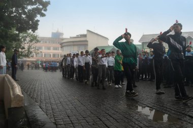 Darjeeling, Batı Bengal, Hindistan-11.08.2023: Sabah askeri eğitim. 15 Ağustos 2023 'teki Bağımsızlık Günü kutlamaları için Darjeeling Alışveriş Merkezi' nin önünden geçen öğrenciler.,