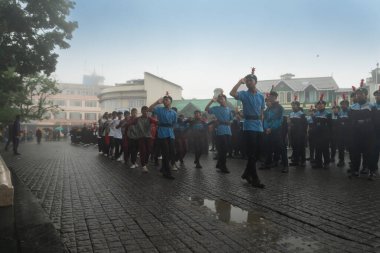Darjeeling, Batı Bengal, Hindistan-11.08.2023: Sisli sabahta askeri eğitim. 15 Ağustos 2023 'teki Bağımsızlık Günü kutlamaları için Darjeeling Alışveriş Merkezi' nin önünden geçen öğrenciler.,