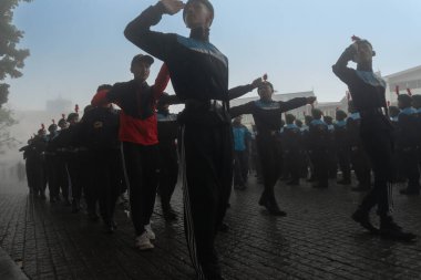 Darjeeling, Batı Bengal, Hindistan-11.08.2023: Sisli sabahta askeri eğitim. 15 Ağustos 2023 'teki Bağımsızlık Günü kutlamaları için Darjeeling Alışveriş Merkezi' nin önünden geçen öğrenciler.,