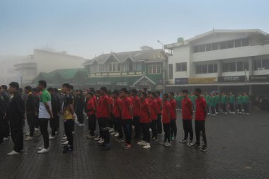 Darjeeling, Batı Bengal, Hindistan -11.08.2023: Bağımsızlık Günü hazırlığı 15 Ağustos 2023. Askeri eğitim için Darjeeling Alışveriş Merkezi 'nin önünden geçen öğrenciler. Sisli bir sabah.