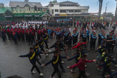 Darjeeling, Batı Bengal, Hindistan -11.08.2023: 15 Ağustos 2023 'te Bağımsızlık Günü kutlamaları için Darjeeling Alışveriş Merkezi' nde yürüyüş yapan öğrenciler, askeri eğitim. Sisli bir sabah.