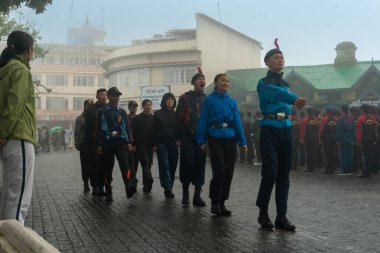 Darjeeling, Batı Bengal, Hindistan-11.08.2023: Sisli sabahta askeri eğitim. 15 Ağustos 2023 'teki Bağımsızlık Günü kutlamaları için Darjeeling Alışveriş Merkezi' nin önünden geçen öğrenciler.,