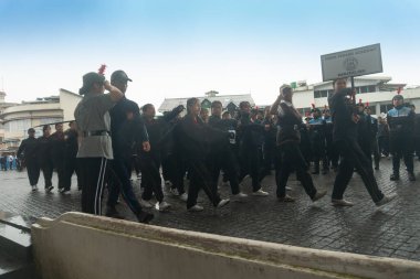 Darjeeling, Batı Bengal, Hindistan -11.08.2023: Sisli sabahlarda liseli kızlar için askeri eğitim, Bağımsızlık Günü kutlamaları için Darjeeling Alışveriş Merkezi 'nin önünden geçen öğrenciler.