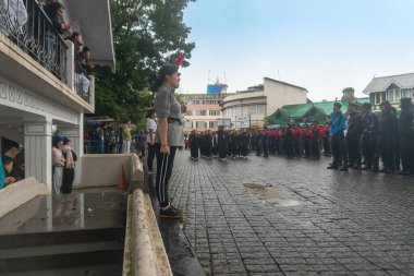 Darjeeling, Batı Bengal, Hindistan-11.08.2023: Sisli sabahta askeri eğitim. 15 Ağustos 2023 'teki Bağımsızlık Günü kutlamaları için Darjeeling Alışveriş Merkezi' nin önünden geçen öğrenciler.,