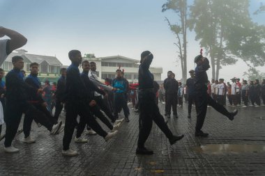 Darjeeling, Batı Bengal, Hindistan -11.08.2023: Bağımsızlık Günü hazırlığı 15 Ağustos 2023. Askeri eğitim için Darjeeling Alışveriş Merkezi 'nin önünden geçen öğrenciler. Sisli bir sabah.