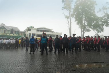 Darjeeling, Batı Bengal, Hindistan -11.08.2023: Bağımsızlık Günü hazırlığı 15 Ağustos 2023. Askeri eğitim için Darjeeling Alışveriş Merkezi 'nin önünden geçen öğrenciler. Sisli bir sabah.