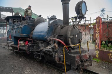 Darjeeling, Batı Bengal, Hindistan-20.08.2023: Oyuncak treninin Buhar makinesinden çıkan sıcak buhar, Ghum İstasyonu 'ndaki Himalayalar' a yolculuk için hazırlanıyor. Unesco Dünya Mirası.