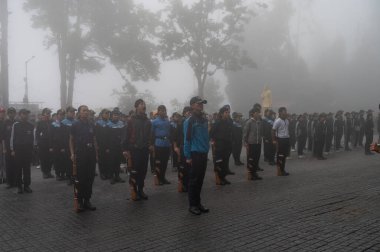 Darjeeling, Batı Bengal, Hindistan-11.08.2023: Sisli sabahta askeri eğitim. 15 Ağustos 2023 'teki Bağımsızlık Günü kutlamaları için Darjeeling Alışveriş Merkezi' nin önünden geçen öğrenciler.,