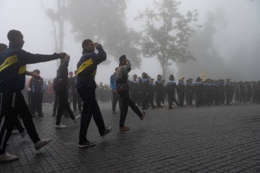 Darjeeling, Batı Bengal, Hindistan-11.08.2023: Sisli sabahta askeri eğitim. 15 Ağustos 2023 'teki Bağımsızlık Günü kutlamaları için Darjeeling Alışveriş Merkezi' nin önünden geçen öğrenciler.,