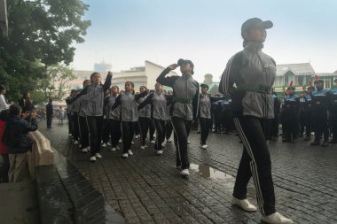 Darjeeling, Batı Bengal, Hindistan -11.08.2023: Bağımsızlık Günü hazırlığı 15 Ağustos 2023. Askeri eğitim için Darjeeling Alışveriş Merkezi 'nin önünden geçen öğrenciler. Sisli bir sabah.