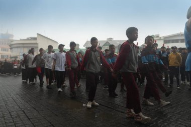 Darjeeling, Batı Bengal, Hindistan-11.08.2023: Sabah askeri eğitim. 15 Ağustos 2023 'teki Bağımsızlık Günü kutlamaları için Darjeeling Alışveriş Merkezi' nin önünden geçen öğrenciler.,