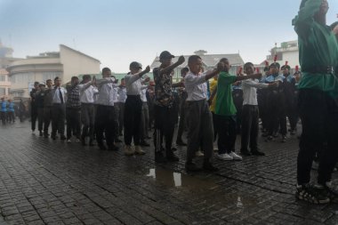 Darjeeling, Batı Bengal, Hindistan -11.08.2023: Bağımsızlık Günü hazırlığı 15 Ağustos 2023. Askeri eğitim için Darjeeling Alışveriş Merkezi 'nin önünden geçen öğrenciler. Sisli bir sabah.