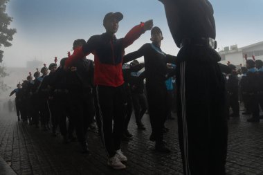 Darjeeling, Batı Bengal, Hindistan -11.08.2023: Bağımsızlık Günü hazırlığı 15 Ağustos 2023. Askeri eğitim için Darjeeling Alışveriş Merkezi 'nin önünden geçen öğrenciler. Sisli bir sabah.