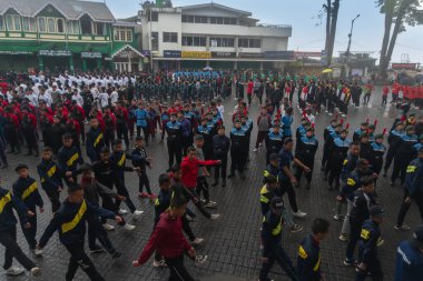 Darjeeling, Batı Bengal, Hindistan-11.08.2023: Sabah askeri eğitim. 15 Ağustos 2023 'teki Bağımsızlık Günü kutlamaları için Darjeeling Alışveriş Merkezi' nin önünden geçen öğrenciler.,