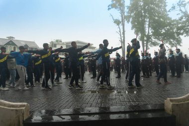 Darjeeling, Batı Bengal, Hindistan -11.08.2023: Bağımsızlık Günü hazırlığı 15 Ağustos 2023. Askeri eğitim için Darjeeling Alışveriş Merkezi 'nin önünden geçen öğrenciler. Sisli bir sabah.