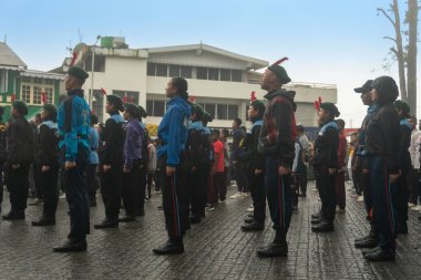 Darjeeling, Batı Bengal, Hindistan-11.08.2023: Sisli sabahta askeri eğitim. 15 Ağustos 2023 'teki Bağımsızlık Günü kutlamaları için Darjeeling Alışveriş Merkezi' nin önünden geçen öğrenciler.,