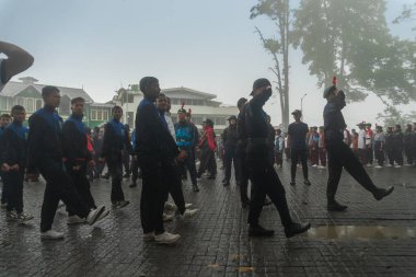 Darjeeling, Batı Bengal, Hindistan-11.08.2023: Sabah askeri eğitim. 15 Ağustos 2023 'teki Bağımsızlık Günü kutlamaları için Darjeeling Alışveriş Merkezi' nin önünden geçen öğrenciler.,