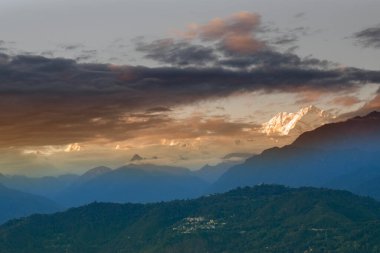 Kanchenjugha Dağı 'nda güneşin batışının dramatik son ışığı Himalaya sıradağları, Sikkim, Hindistan. Alacakaranlıkta dağların renkleri boyanacak. Himalaya sıradağlarını görmek için turizm beldesi.