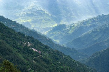 Himalaya dağlarına düşen güzel güneş ışınları, ışık oyunu Okhrey, Sikkim, Hindistan 'ın manzaralı güzelliği. Okhrey Köyü Sikkim 'de turistlerin dağ manzarası izlediği ücra bir yer..