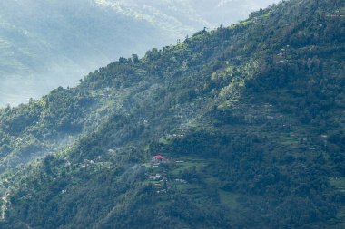 Himalaya dağlarına düşen güzel güneş ışınları, ışık oyunu Okhrey, Sikkim, Hindistan 'ın manzaralı güzelliği. Okhrey Köyü Sikkim 'de turistlerin dağ manzarası izlediği ücra bir yer..