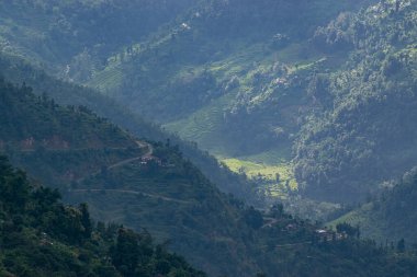 Himalaya dağlarına düşen güzel güneş ışınları, ışık oyunu Okhrey, Sikkim, Hindistan 'ın manzaralı güzelliği. Okhrey Köyü Sikkim 'de turistlerin dağ manzarası izlediği ücra bir yer..