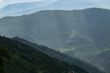 Himalaya dağlarına düşen güzel güneş ışınları, ışık oyunu Okhrey, Sikkim, Hindistan 'ın manzaralı güzelliği. Okhrey Köyü Sikkim 'de turistlerin dağ manzarası izlediği ücra bir yer..