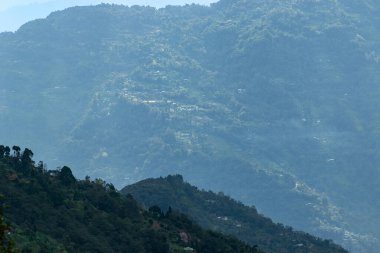 Dağların, Okhrey 'nin, Sikkim' in, Hindistan 'ın manzara güzelliği. Okhrey köyü Sikkim 'in en uzak yerlerinden birinde Hindistan' dan gelen turistler tarafından huzurlu, sakin Himalaya sıradağlarının keyfini çıkarılıyor..