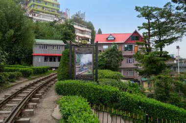Darjeeling, Batı Bengal, Hindistan-20.08.2023: Dar ölçü hattı, Himalayalar 'dan geçecek olan Oyuncak trenleri için Batasia Loop' ta demiryolu hattı. Hint ordusunun savaş anıtı için tabela. UNESCO sitesi.