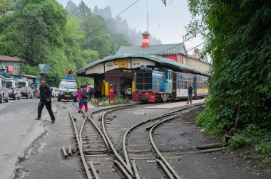 Darjeeling, Batı Bengal, Hindistan-20.08.2023: Dar ölçü hattı, Oyuncak trenleri için Ghum İstasyonu 'ndaki Himalayalar' dan geçecek tren yolu. Darjeeling Himalaya Demiryolu 'nun Unesco Dünya Mirası.