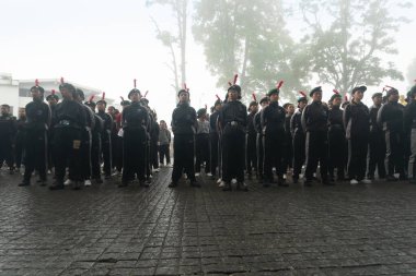 Darjeeling, Batı Bengal, Hindistan -11.08.2023: 15 Ağustos 2023 'te Bağımsızlık Günü kutlamaları için Darjeeling Alışveriş Merkezi' nde yürüyüş yapan öğrenciler, askeri eğitim. Sisli bir sabah.