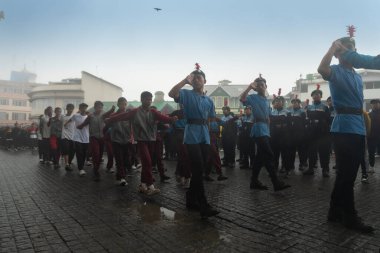 Darjeeling, Batı Bengal, Hindistan-11.08.2023: Sisli sabahta askeri eğitim. 15 Ağustos 2023 'teki Bağımsızlık Günü kutlamaları için Darjeeling Alışveriş Merkezi' nin önünden geçen öğrenciler.,
