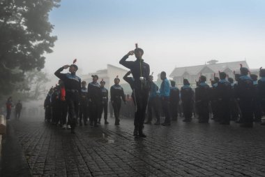 Darjeeling, Batı Bengal, Hindistan -11.08.2023: Bağımsızlık Günü hazırlığı 15 Ağustos 2023. Askeri eğitim için Darjeeling Alışveriş Merkezi 'nin önünden geçen öğrenciler. Sisli bir sabah.