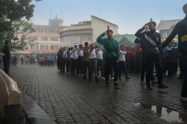 Darjeeling, Batı Bengal, Hindistan -11.08.2023: 15 Ağustos 2023 'te Bağımsızlık Günü kutlamaları için Darjeeling Alışveriş Merkezi' nde yürüyüş yapan öğrenciler, askeri eğitim. Sisli bir sabah.