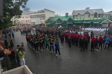 Darjeeling, Batı Bengal, Hindistan-11.08.2023: Sisli sabahta askeri eğitim. 15 Ağustos 2023 'teki Bağımsızlık Günü kutlamaları için Darjeeling Alışveriş Merkezi' nin önünden geçen öğrenciler.,