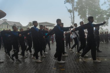 Darjeeling, Batı Bengal, Hindistan-11.08.2023: Sabah askeri eğitim. 15 Ağustos 2023 'teki Bağımsızlık Günü kutlamaları için Darjeeling Alışveriş Merkezi' nin önünden geçen öğrenciler.,