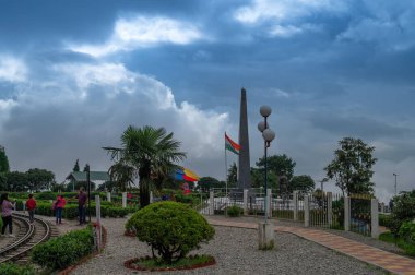 Darjeeling, Batı Bengal, Hindistan-20.08.2023: Popüler turizm merkezi, Batasia döngüsünün ünlü savaş anıtı, Hint Ordusu Gorkha askerlerinin anıtı. Unesco dünya mirası bölgesi, Himalaya musonu.