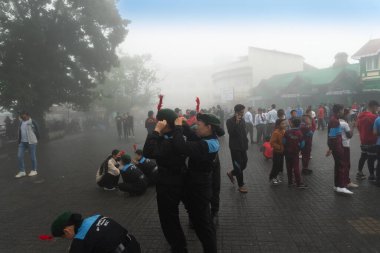 Darjeeling, Batı Bengal, Hindistan-11.08.2023: Sabah Kız Askeri Eğitimi. Öğrenciler, Bağımsızlık Günü kutlamaları için Darjeeling Alışveriş Merkezi 'nin önünden geçmeye hazırlanıyorlar..