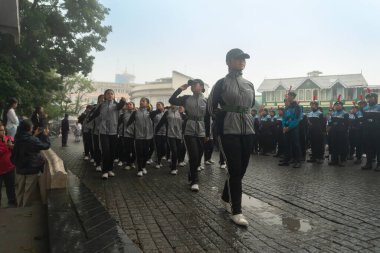 Darjeeling, Batı Bengal, Hindistan-11.08.2023: Sisli sabahta askeri eğitim. 15 Ağustos 2023 'teki Bağımsızlık Günü kutlamaları için Darjeeling Alışveriş Merkezi' nin önünden geçen öğrenciler.,