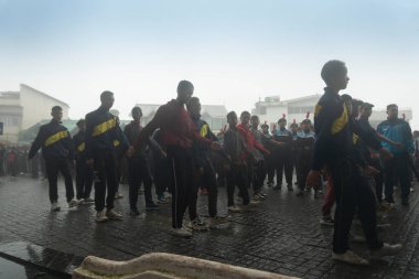 Darjeeling, Batı Bengal, Hindistan -11.08.2023: 15 Ağustos 2023 'te Bağımsızlık Günü kutlamaları için Darjeeling Alışveriş Merkezi' nde yürüyüş yapan öğrenciler, askeri eğitim. Sisli bir sabah.