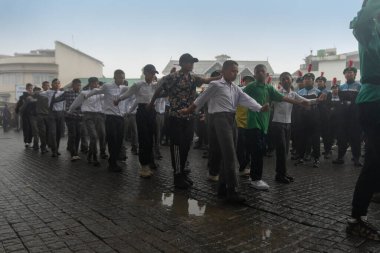 Darjeeling, Batı Bengal, Hindistan-11.08.2023: Sabah askeri eğitim. 15 Ağustos 2023 'teki Bağımsızlık Günü kutlamaları için Darjeeling Alışveriş Merkezi' nin önünden geçen öğrenciler.,
