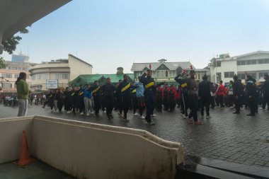 Darjeeling, Batı Bengal, Hindistan-11.08.2023: Sabah askeri eğitim. 15 Ağustos 2023 'teki Bağımsızlık Günü kutlamaları için Darjeeling Alışveriş Merkezi' nin önünden geçen öğrenciler.,