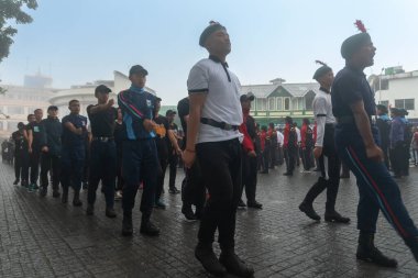 Darjeeling, Batı Bengal, Hindistan-11.08.2023: Sisli sabahta askeri eğitim. 15 Ağustos 2023 'teki Bağımsızlık Günü kutlamaları için Darjeeling Alışveriş Merkezi' nin önünden geçen öğrenciler.,