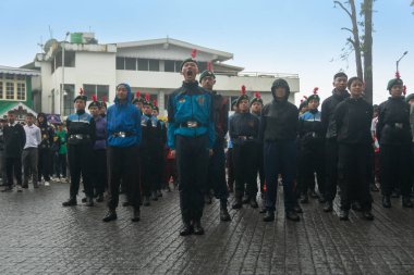 Darjeeling, Batı Bengal, Hindistan -11.08.2023: Bağımsızlık Günü hazırlığı 15 Ağustos 2023. Askeri eğitim için Darjeeling Alışveriş Merkezi 'nin önünden geçen öğrenciler. Sisli bir sabah.