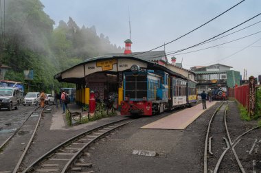 Darjeeling, Batı Bengal, Hindistan-20.08.2023: Dar ölçü hattı, Oyuncak trenleri için Ghum İstasyonu 'ndaki Himalayalar' dan geçecek tren yolu. Darjeeling Himalaya Demiryolu 'nun Unesco Dünya Mirası.