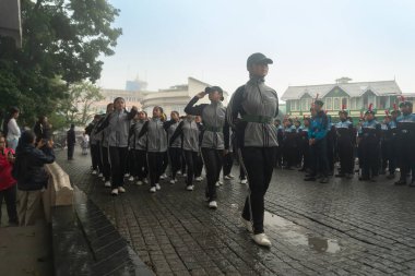 Darjeeling, Batı Bengal, Hindistan-11.08.2023: Sisli sabahta askeri eğitim. 15 Ağustos 2023 'teki Bağımsızlık Günü kutlamaları için Darjeeling Alışveriş Merkezi' nin önünden geçen öğrenciler.,