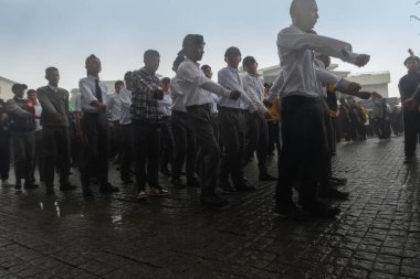 Darjeeling, Batı Bengal, Hindistan -11.08.2023: 15 Ağustos 2023 'te Bağımsızlık Günü kutlamaları için Darjeeling Alışveriş Merkezi' nde yürüyüş yapan öğrenciler, askeri eğitim. Sisli bir sabah.